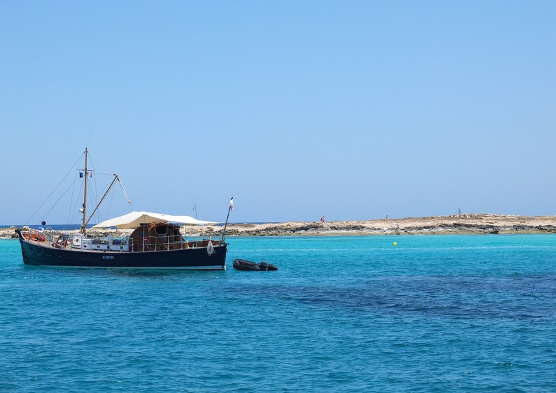 Barco en la playa de Ibiza