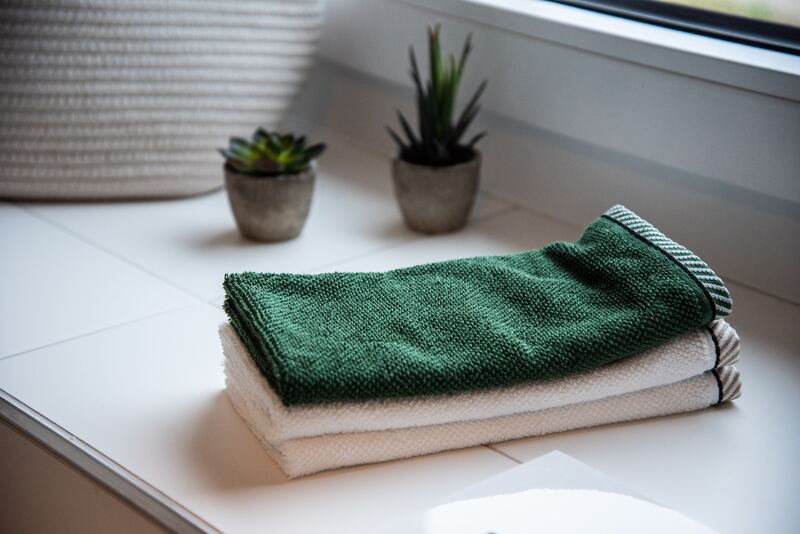 Consejos de cuidado y lavado para mantener las toallas de tu establecimiento impecables