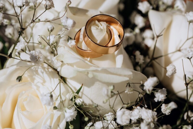 anillos-bodas-oro-rosa-blanca-ramo-boda